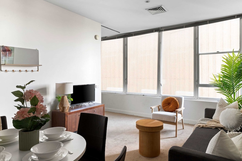 A Stylish & Central 2BR Apt Near Flinders Station