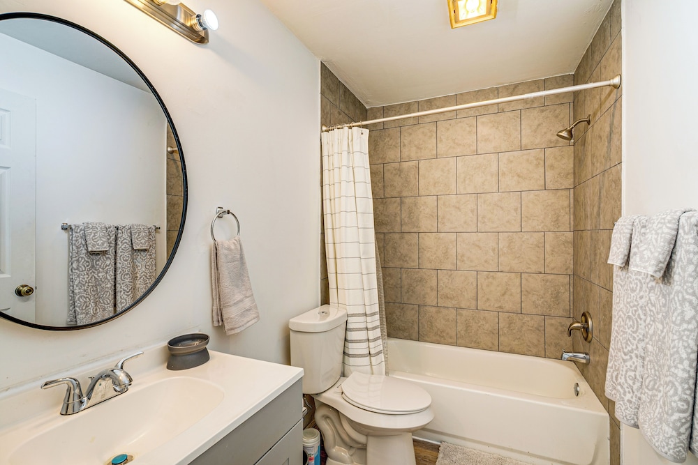 Quiet Neighborhood! Poolside Oasis in Cape Coral