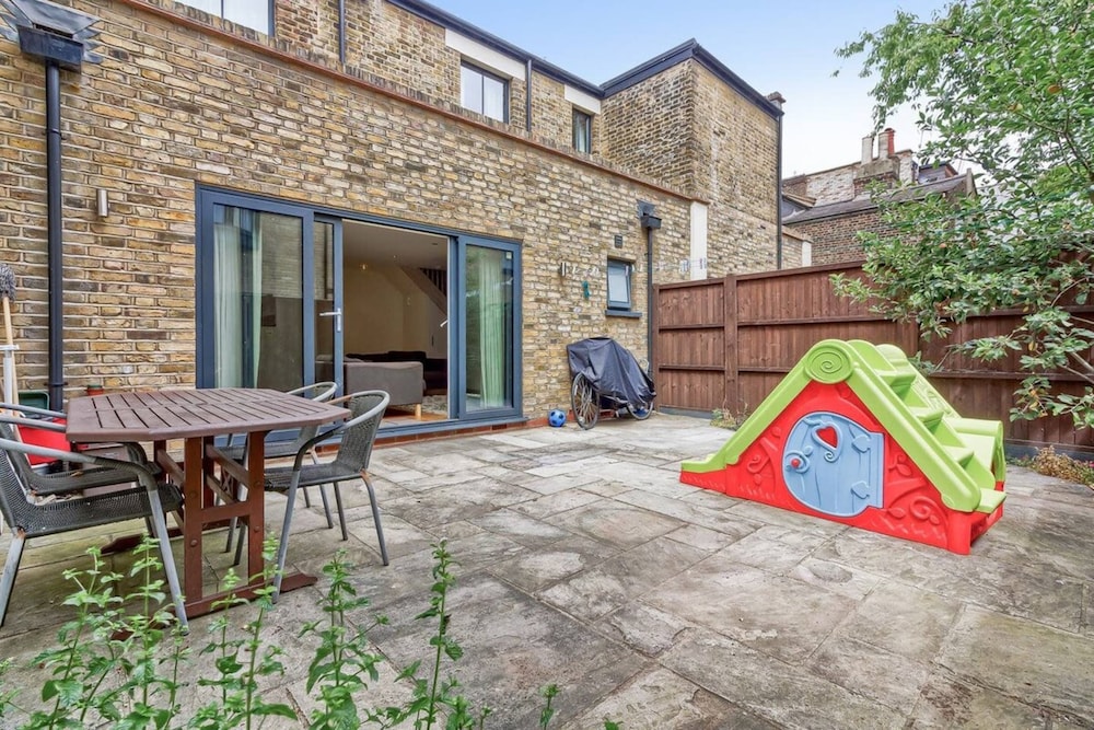 Stylish and Bright 3 Bedroom Duplex in North London