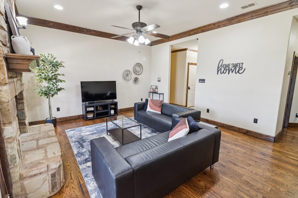 Gorgeous 4br Dakota Springs Home 3 Bedroom Home