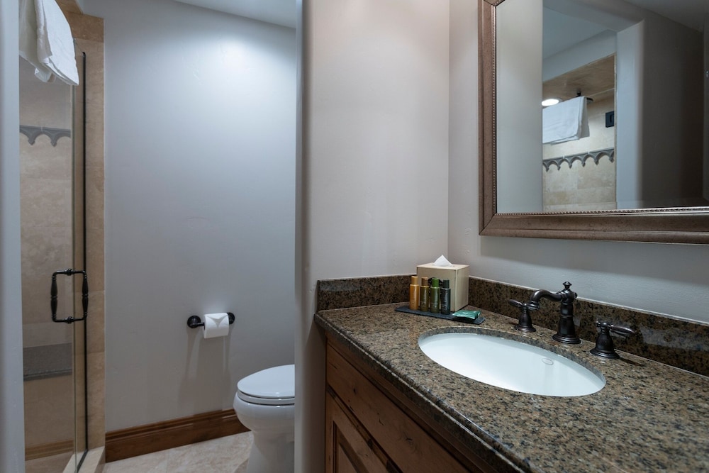 Grand Lodge - Five Bedroom #402 - Ski-in/ski-out 5 Condo