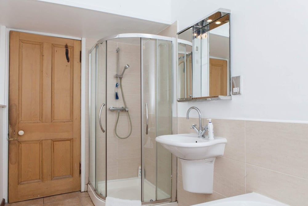 Amazing 4 Bedroom Apartment Just Off The Meadows