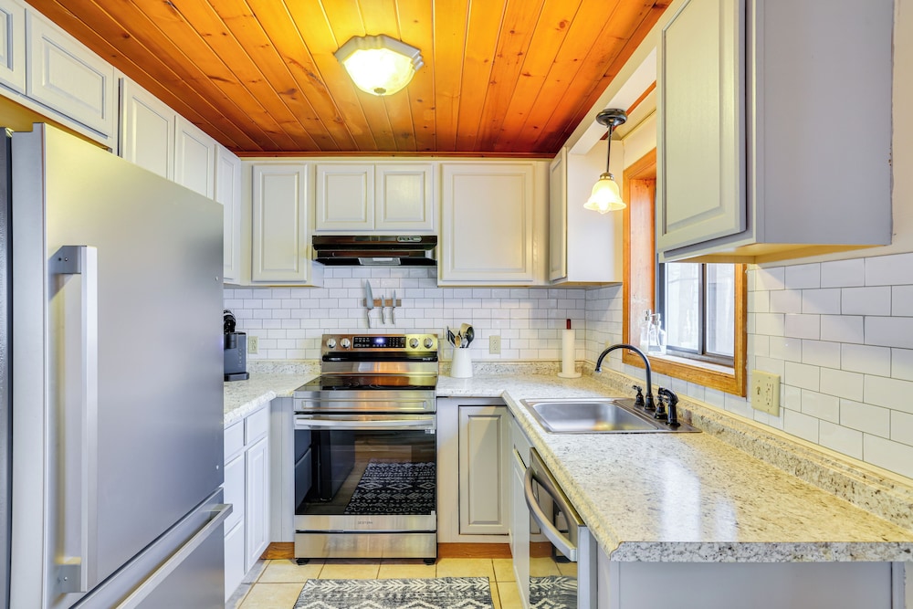 Ski, Hike, Swim & More: Pocono Farms Family Home
