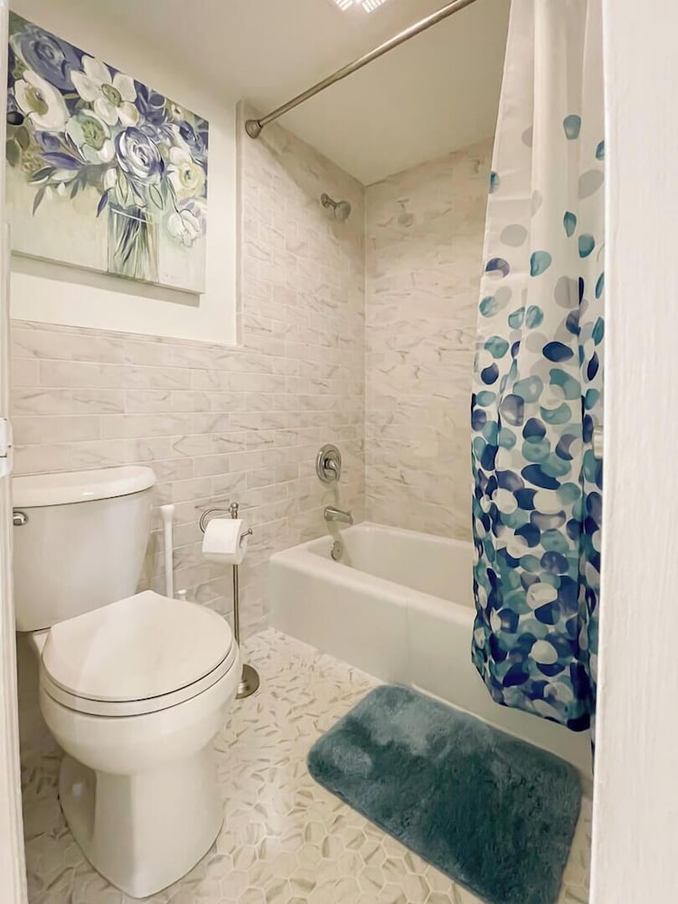 Newly Renovated Sunsuite! Centrally Located With Resort Access!
