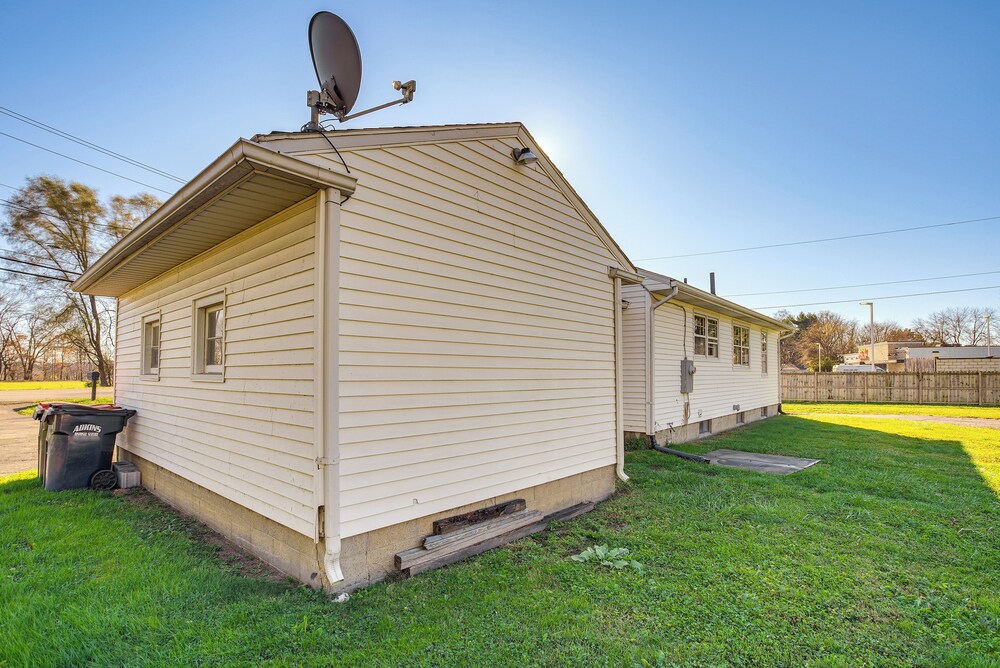 16 Mi to Buckeye Lake: Family-friendly Newark Home