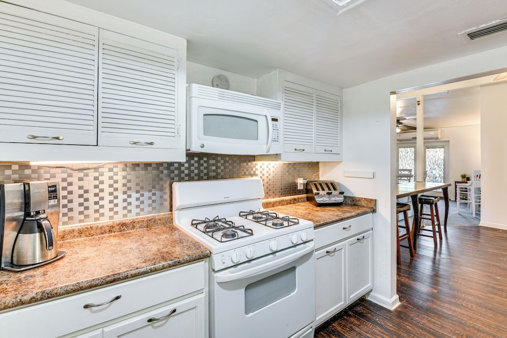Fort Walton Home w/ Shared Pool - 2 Mi to Beach!