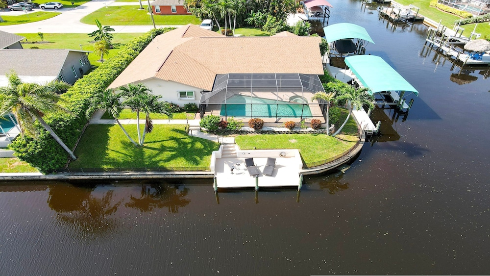 Love Bird Canalfront Villa Lounge Terrace Heated Pool pet Friendly