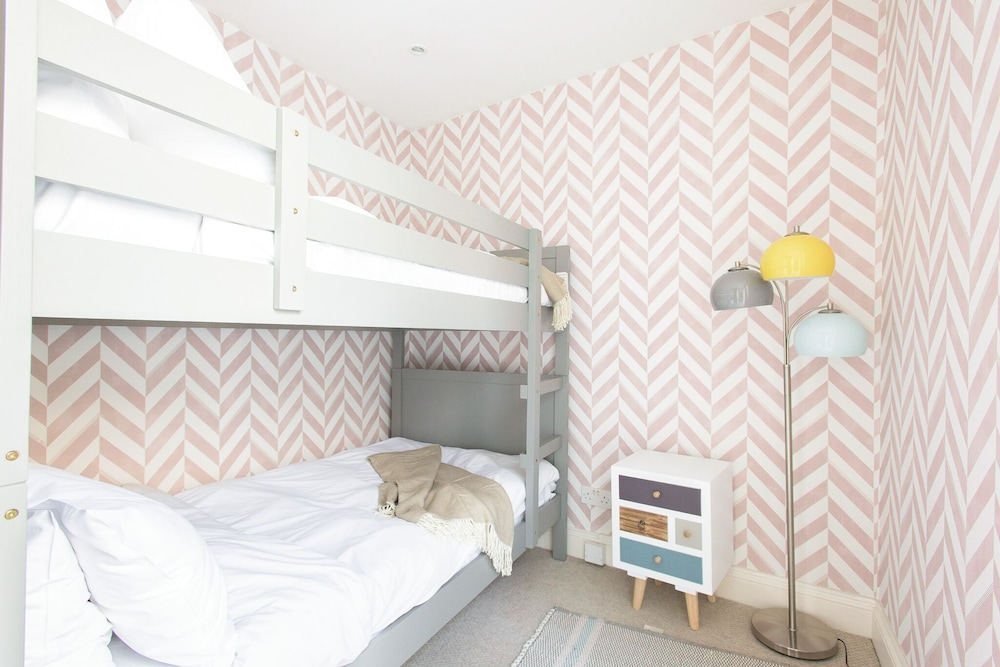 The Harrods Mews - Modern 4BDR house with rooftop terrace