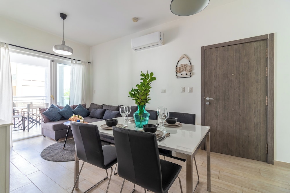 Modern 2BR Apartment - Paseo del Mar