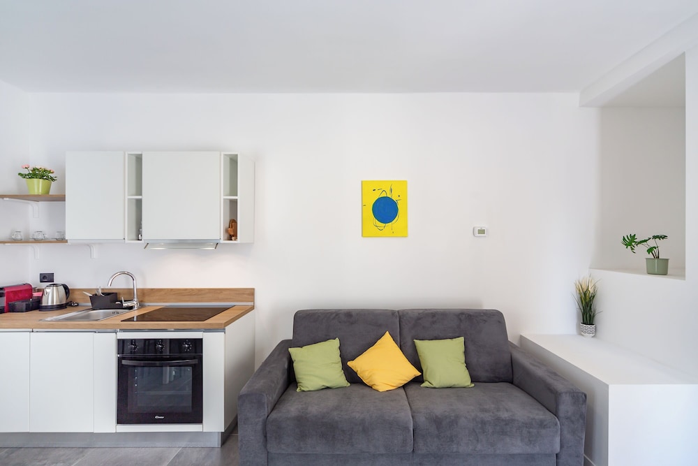 KHL apartments