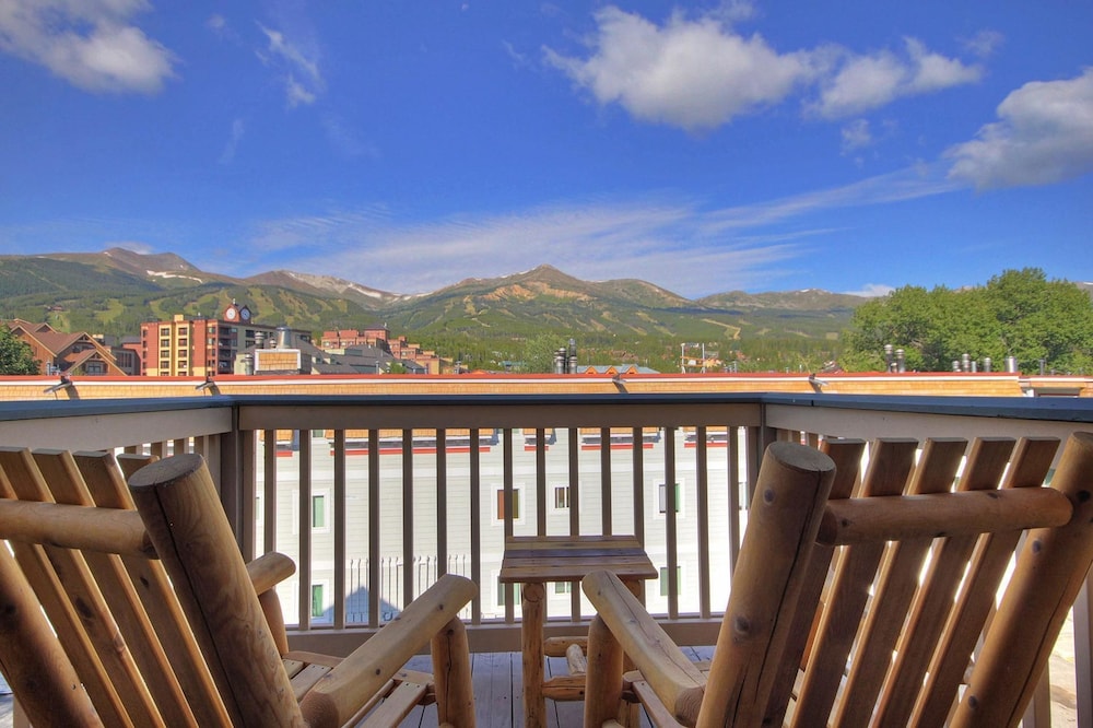 Mountain Ridge  2 Bedroom Townhouse by RedAwning