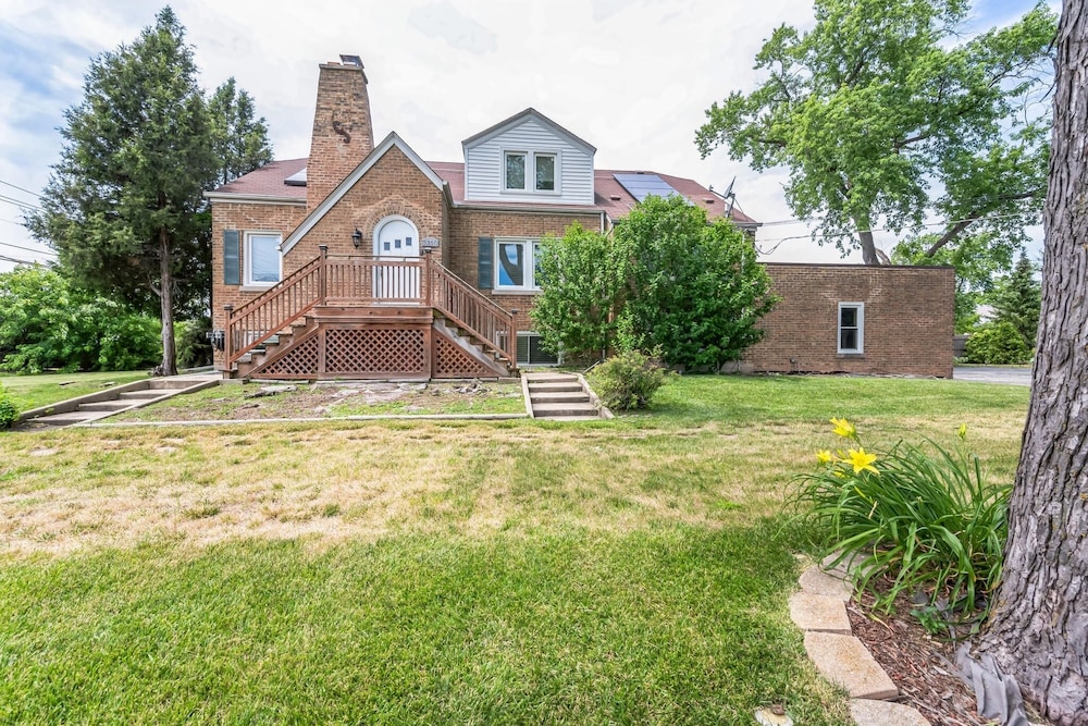 Serene & Charming 5br Des Plaines Getaway 5 Bedroom Home by RedAwning view 4