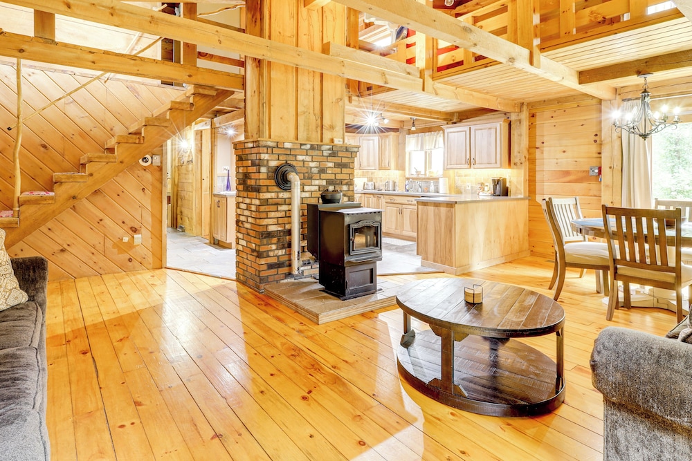 7 Mi to Glens Falls: Peaceful Retreat w/ Game Room