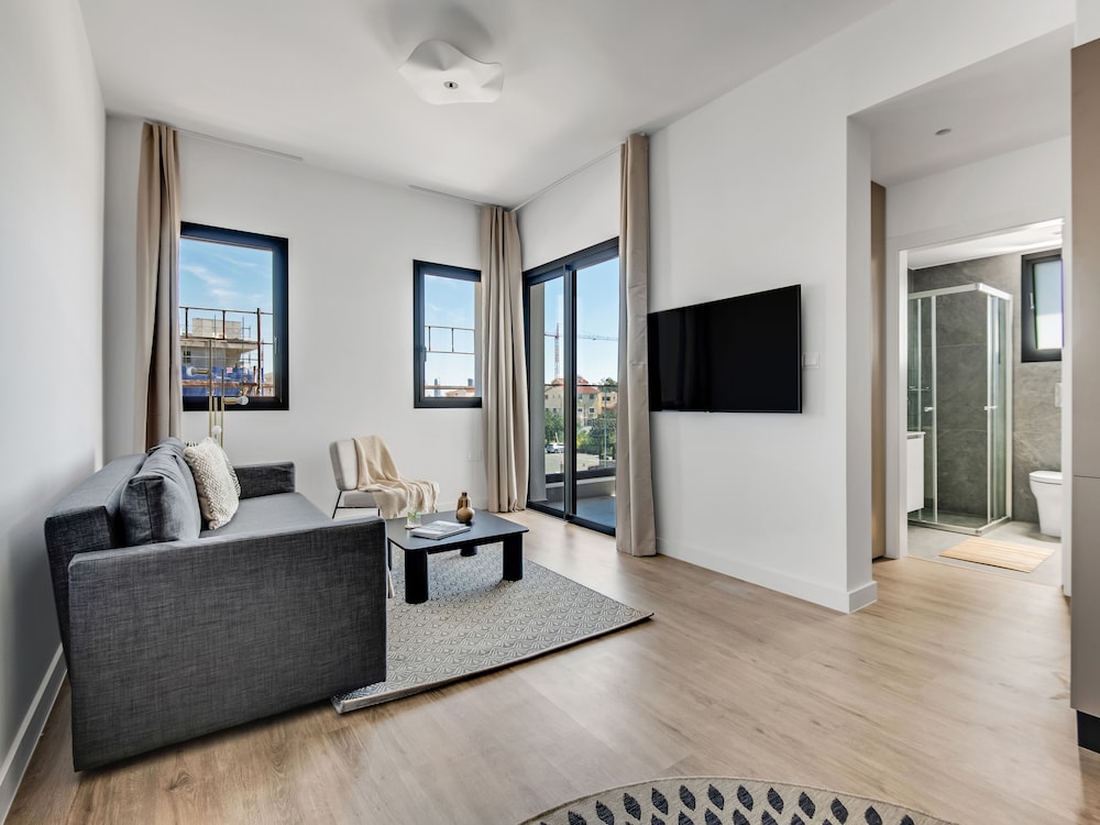 Sanders Crystal 2 - Humble 1-bdr Apt With Shared Rooftop view 3