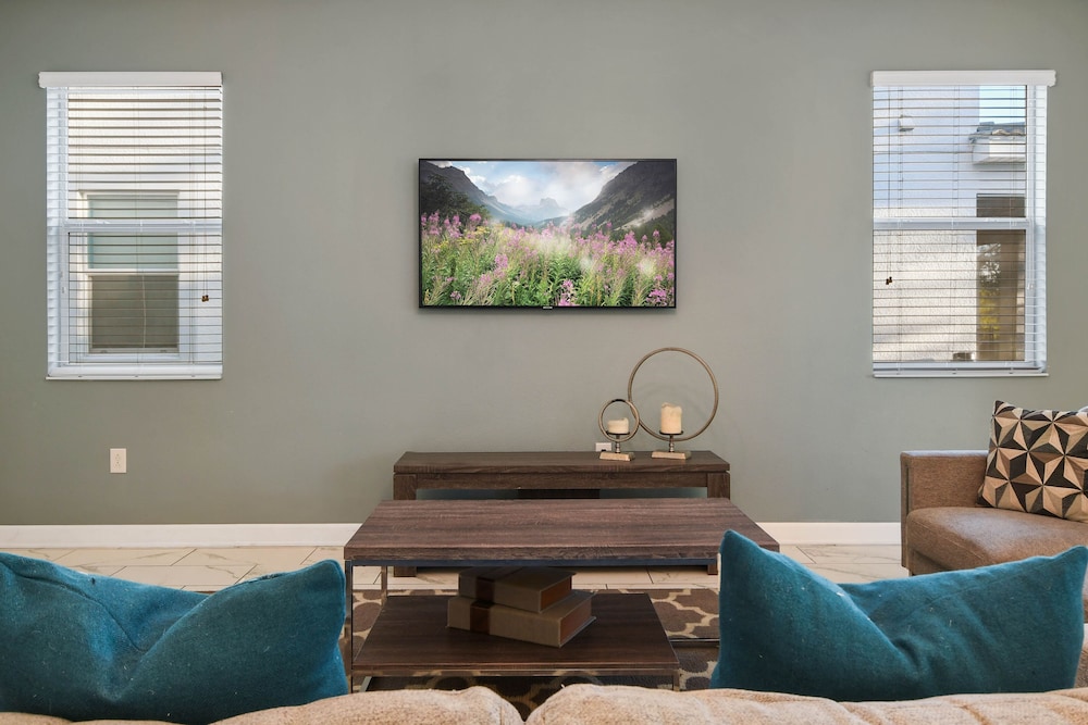 Green View Villa: 6 Beds, Pool & Resort Access
