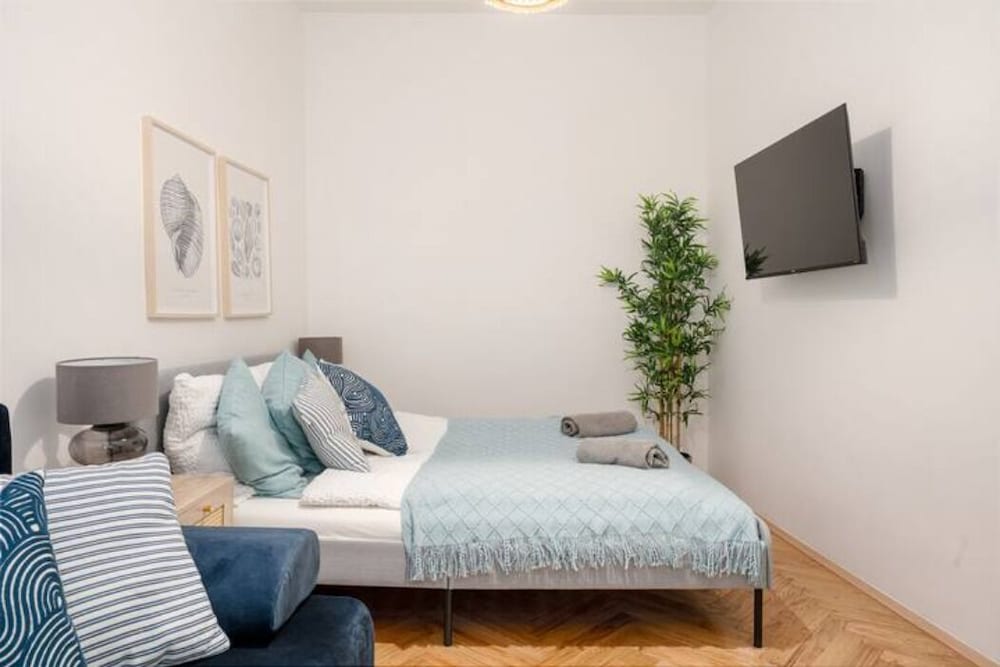 Designer Apartment - 5 min to Center