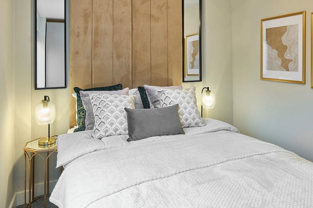 Host Stay Chic Townhouse by the Docks