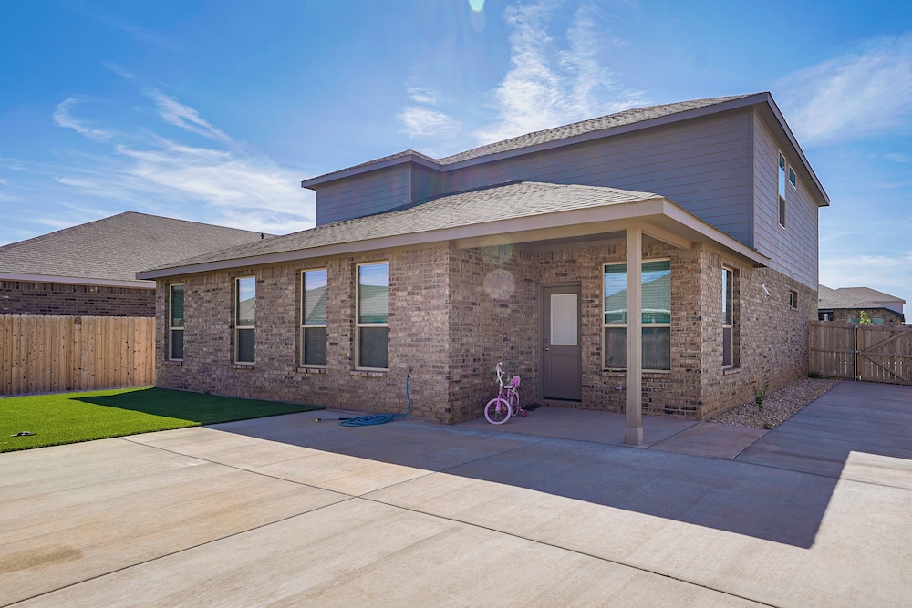 Spacious Family Home w/ Office in Midland-odessa!