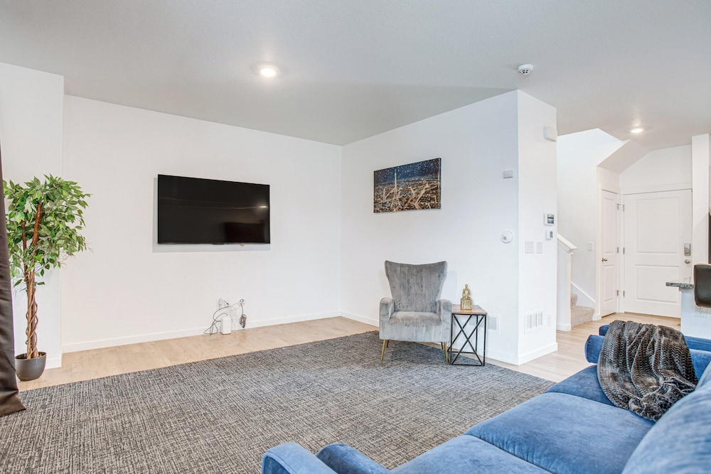 Perfect for Families! Quiet Aurora Home