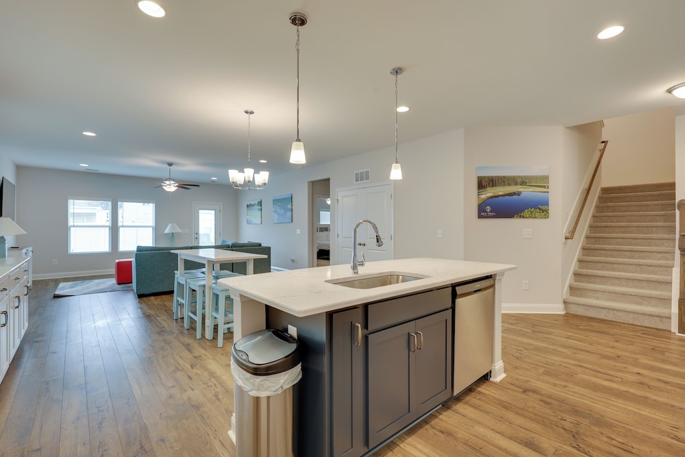 3 Mi to Golf & Waterway: Ocean Isle Beach Retreat!