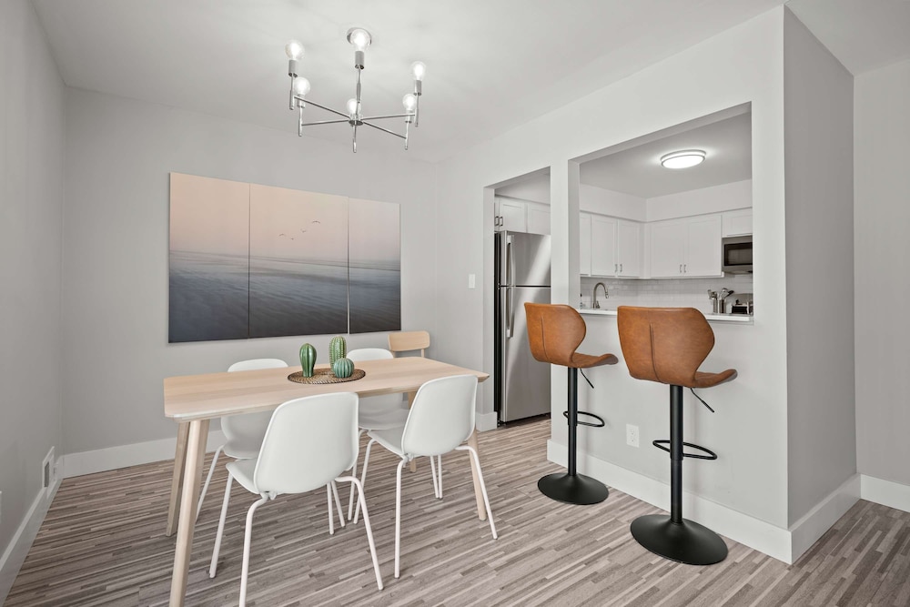 Spacious 2BR 2BA Apartment in the City