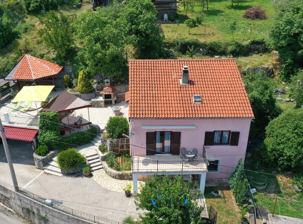 Sunny Holiday Home With Terrace