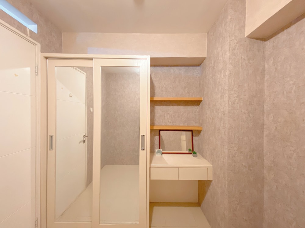Comfy and Strategic 1BR with Extra Room at Bassura City Apartment