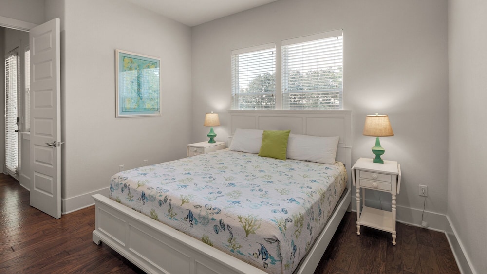 Stunning 4 Bd/4.5 BA - Free Wifi - Easy Walk to Beach