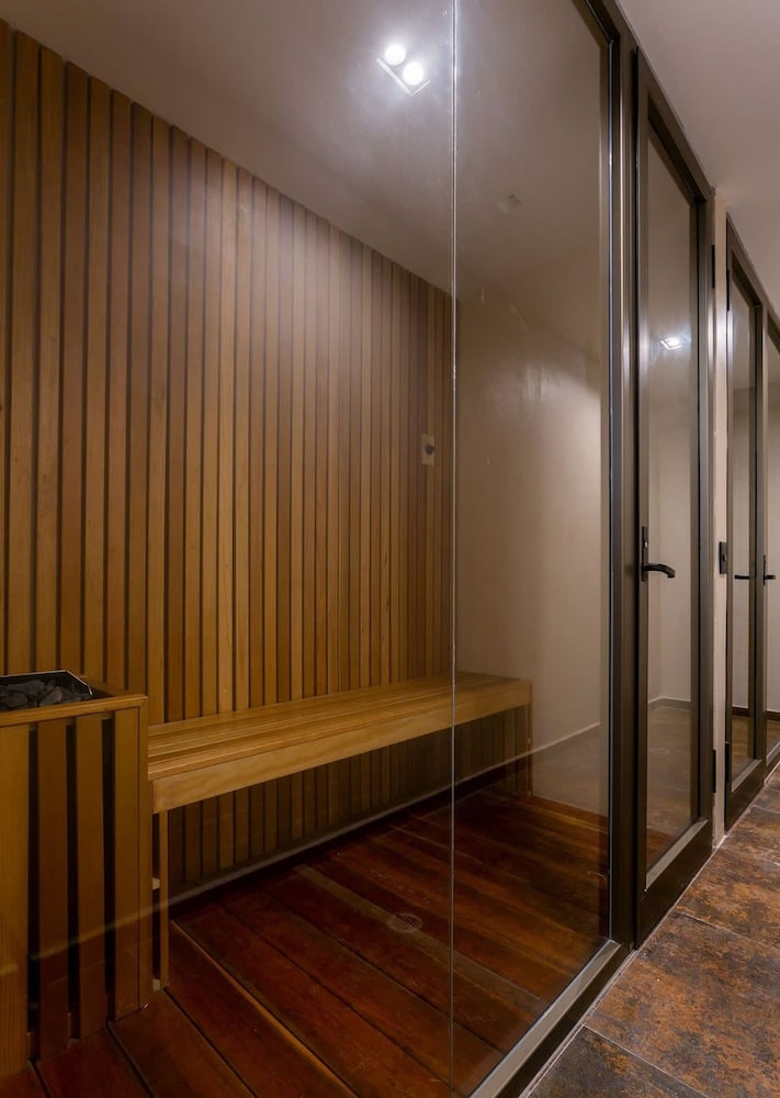 Luminous 2 BR With Roof Pool Close to Hotel Zone by Waves Management