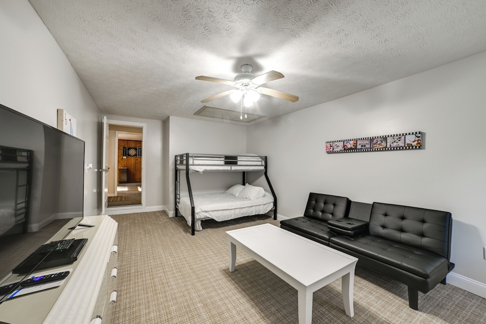 Dog-friendly Kentucky Lake Home w/ Game Room!