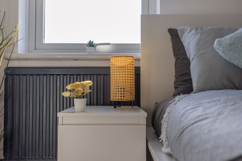 Modern 3 Bed House-free Parking