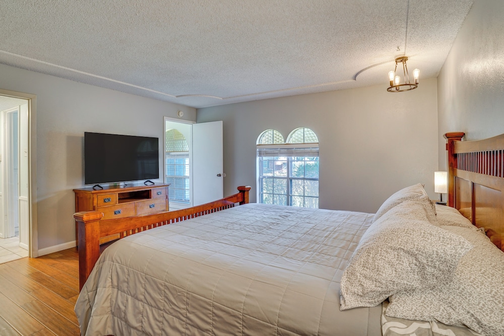 3 Mi to Lake Arlington: Texas Family Home