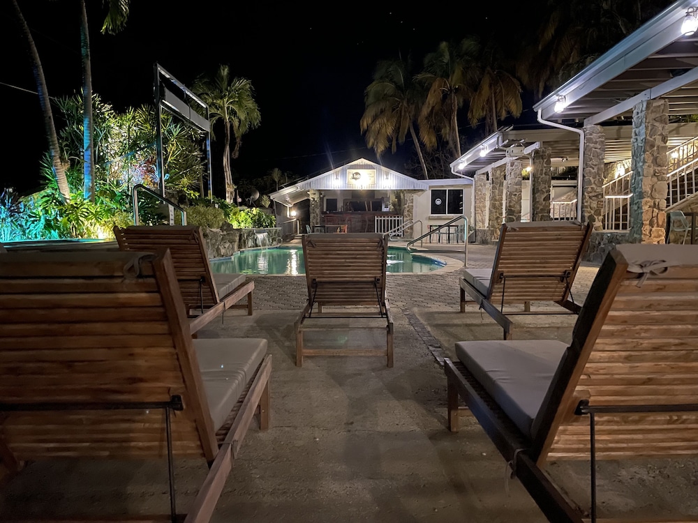 Lazy Parrot Inn - Property Image 28