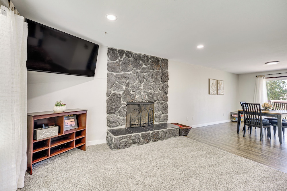 Cozy Apt w/ Private Deck, 2 Mi to Toyota Center!