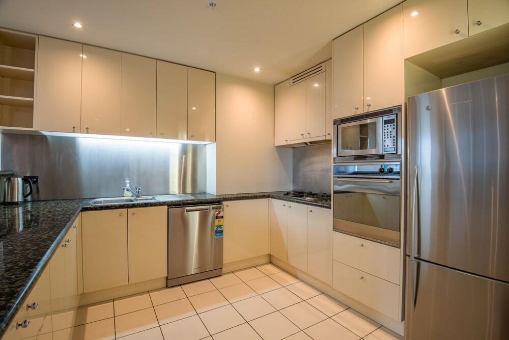 Elegant 4B 2B Unit in Melbourne CBD w/ Parking!
