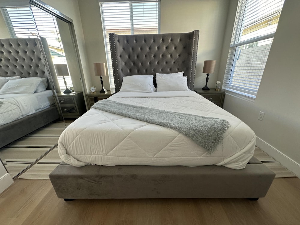 NEW 2BR House IN Glendale Built in 2024 With Garage Private Patio p77