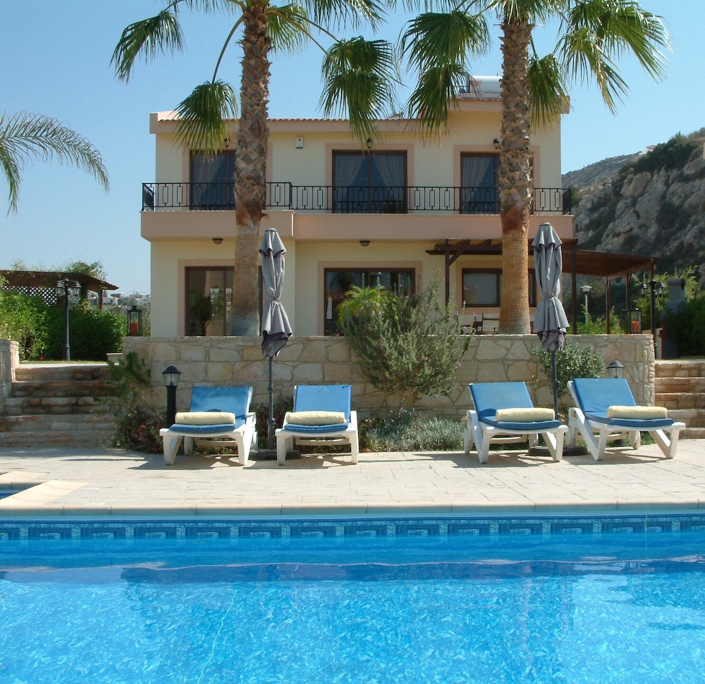 Three Bedroom Villa With Private Pool and Landscaped Garden Close to the Beach