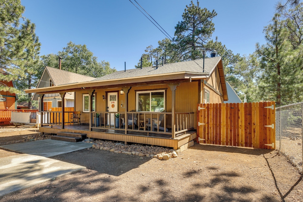 Near Slopes & Shores: Pet-friendly Sugarloaf Gem