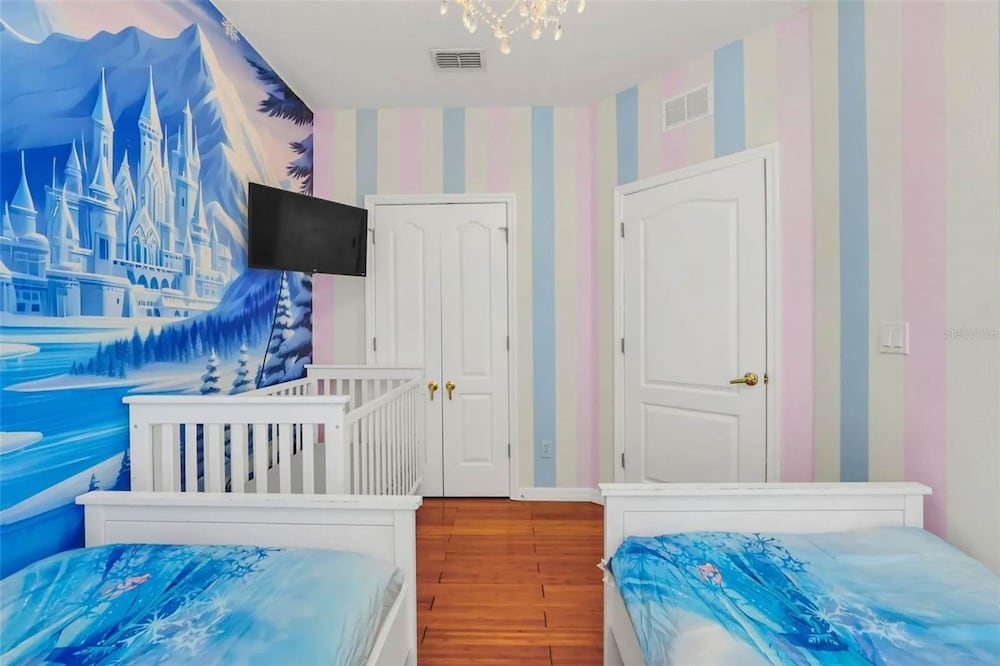 2335 Amazing 5BD Family Townhome Close to Disney
