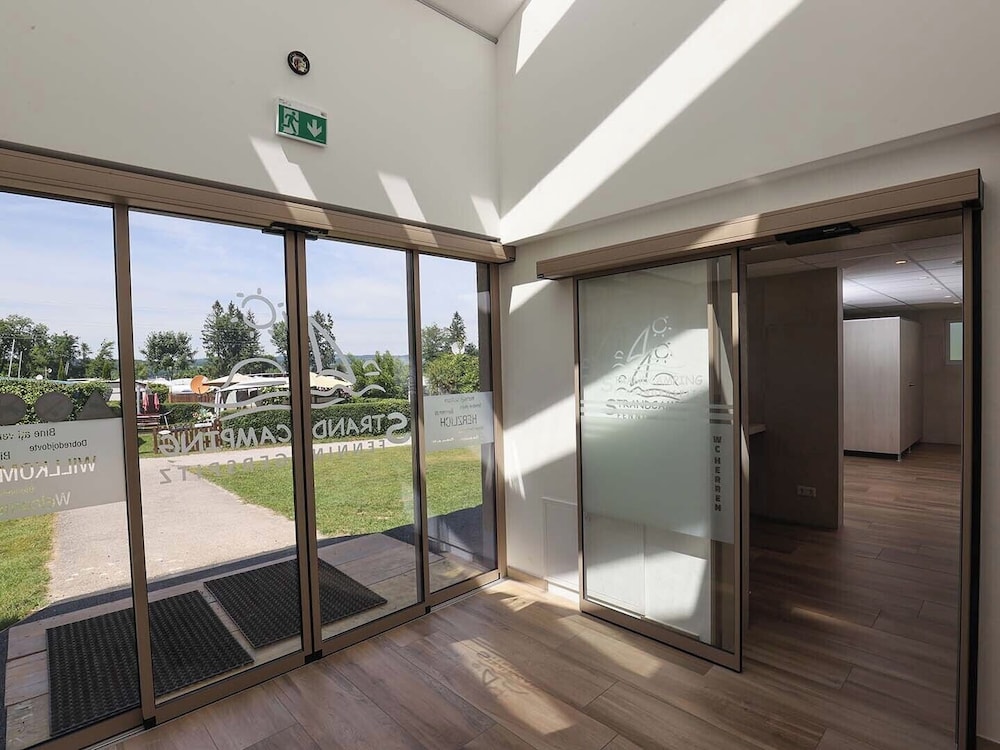 Directly on Lake Wallersee - Cubes - SELF CHECK-IN