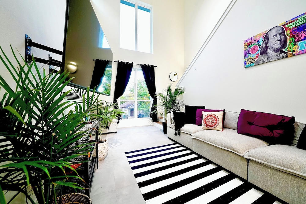3 Mi to Dtwn: Modern Townhome w/ Yard in Houston