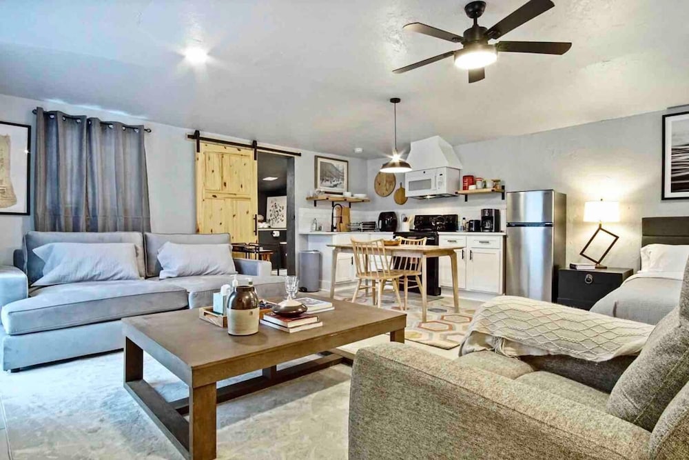 Oklahoma City Vacations - 3-story 6-bedroom 4 Bathrooms 3min-asian Dist - Property Image 1