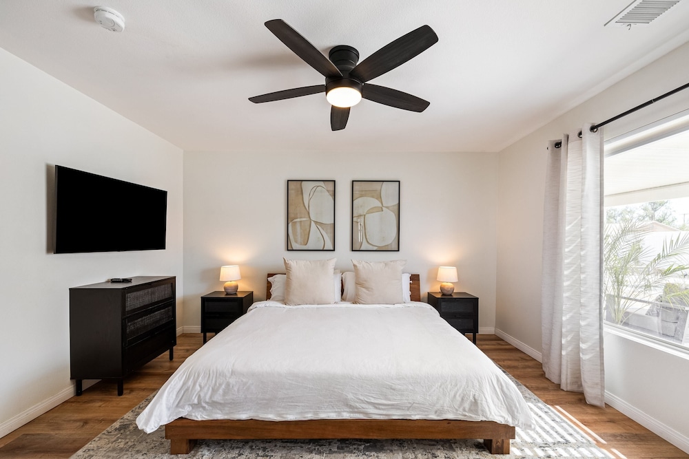 Montego by Avantstay Private Yard w/ Pool & Hot Tub