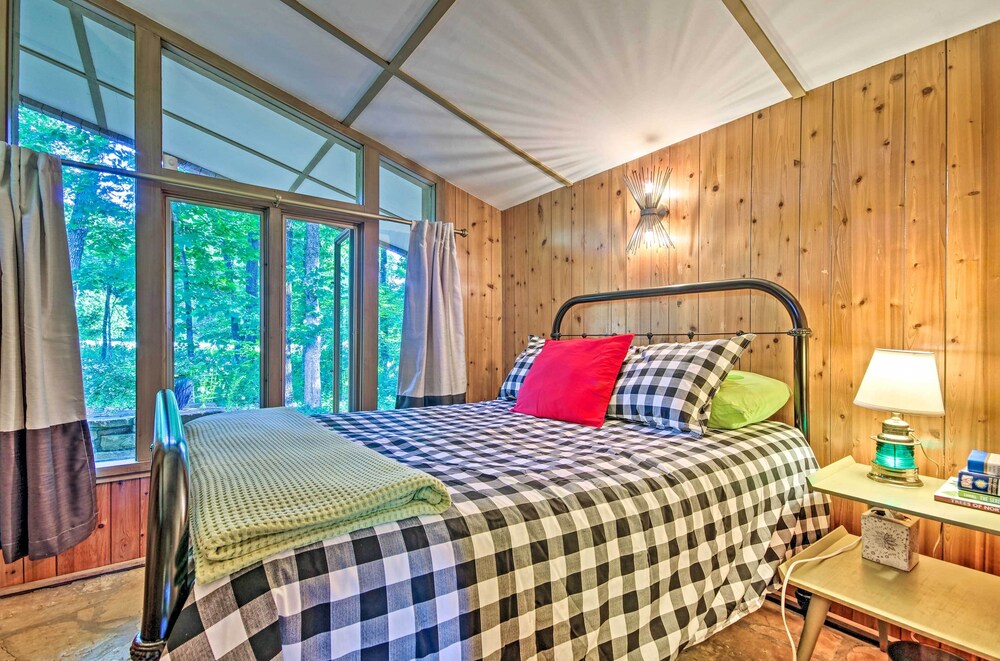 Tranquil Mid-century Modern Cottage w/ Forest View