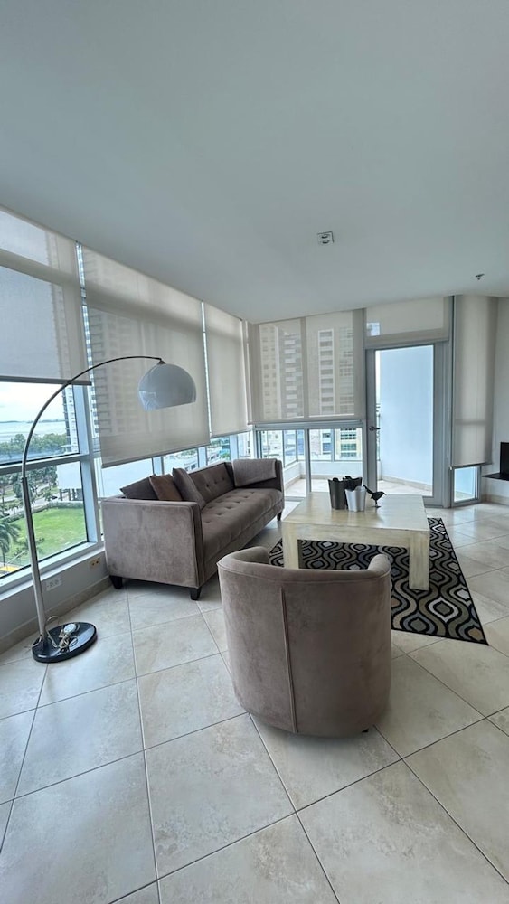 River Wood I Sunny 1 BDR in Costa del Este