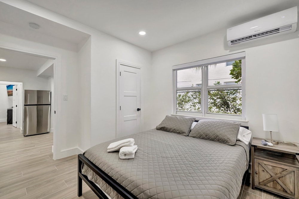 2BR 1BA off Las Olas Steps to Beach