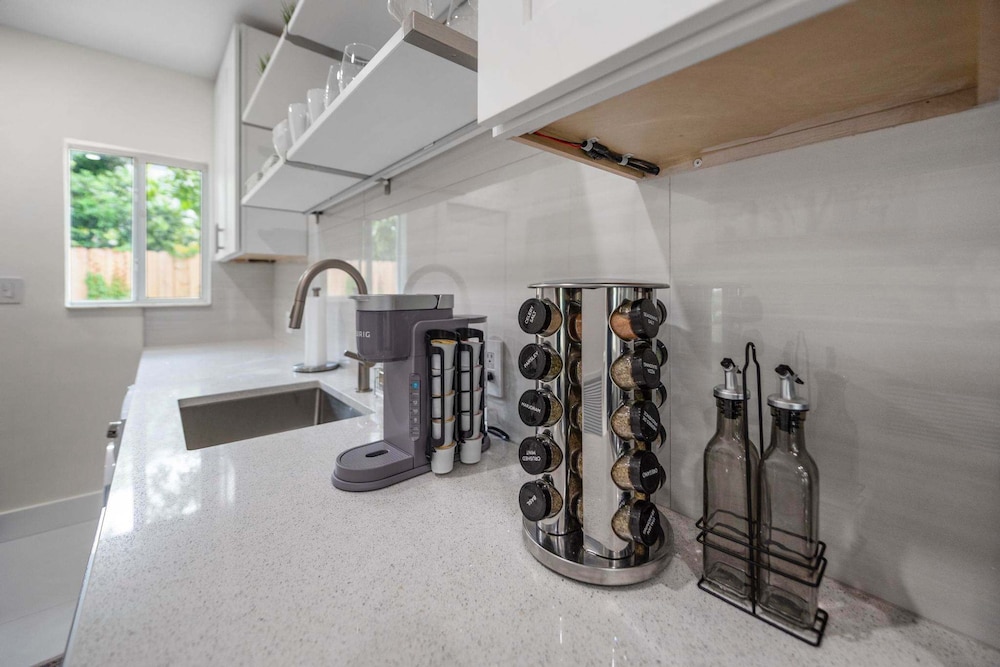 Uhost AI 4-unit Gem Mins to Las Olas Beach