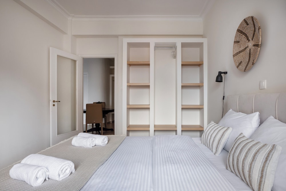 Attica - Captivating 2-Bedroom Apt & Balcony in Athens