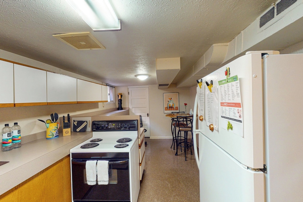 Elati Guesthouse: Walkable Home in Arts District