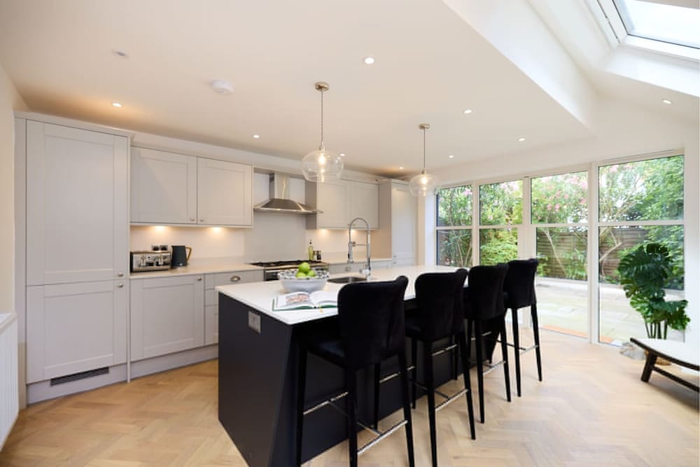 The Shepherd s Bush Wonder - Trendy 4bdr Home With Garden Terrace